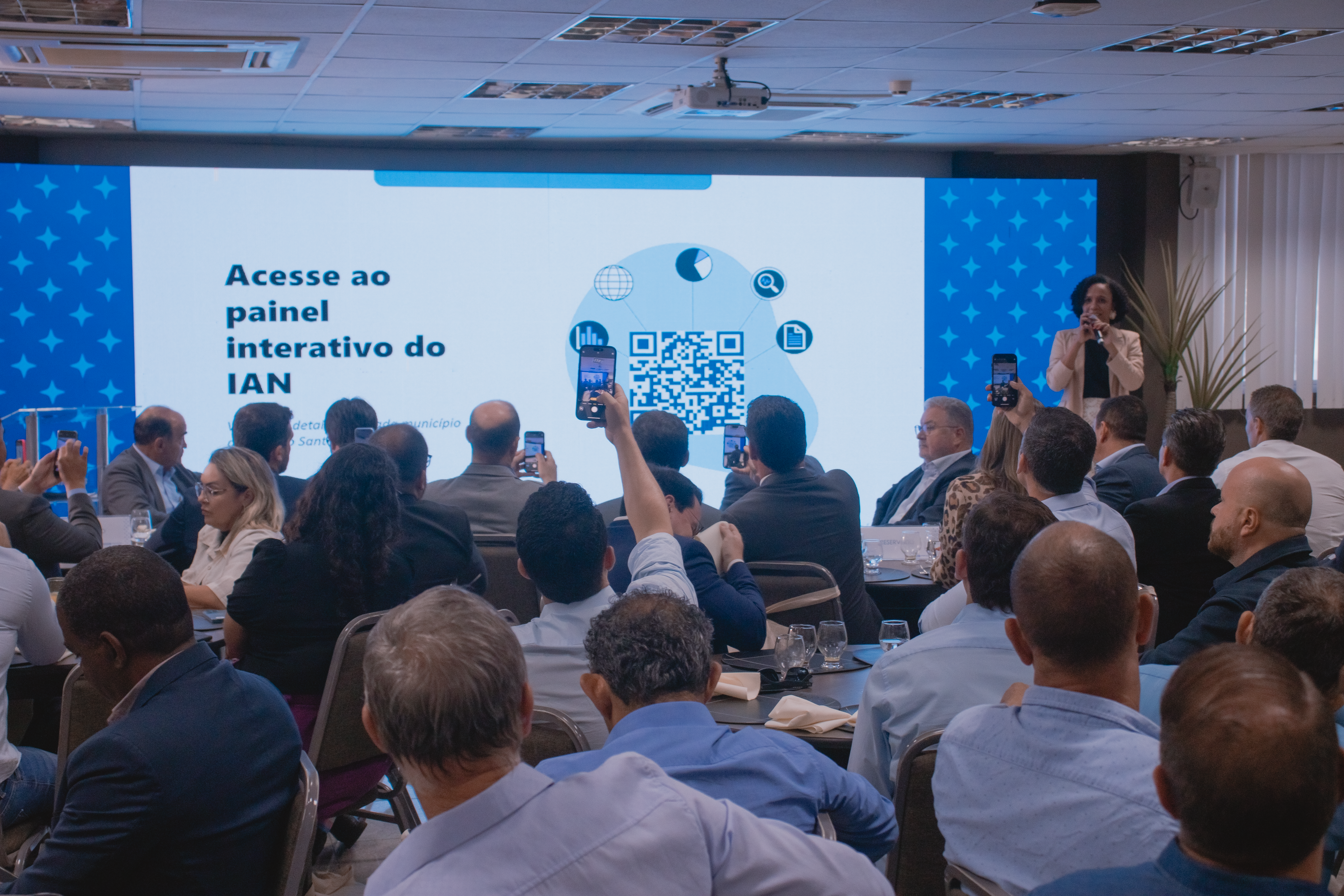 Gerente executiva do Observatório da Indústria, Marília Silva, explicou os dados do IAN, enquanto os prefeitos acessavam o portal | Foto: Renan Donato/Findes