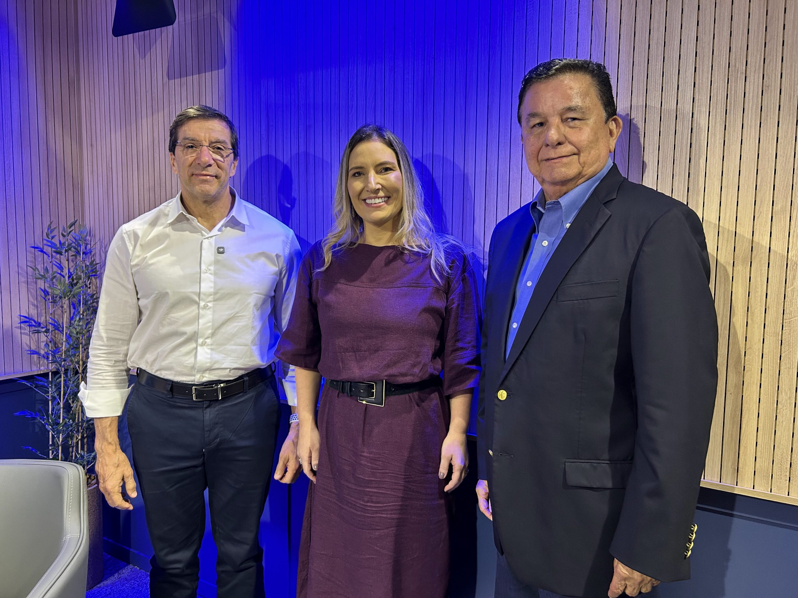 Paulo Baraona, Eduarda Buaiz e Carlos Aguiar durante gravação do podcast indústria.es | Foto: Findes