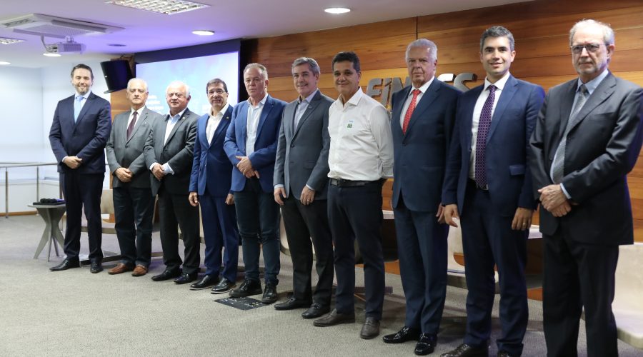 Representantes das Federações de Espírito Santo (Findes), Bahia (Fieb), Goiás (Fieg), Minas Gerais (Fiemg), Rio de Janeiro (Firjan) e São Paulo (Fiesp) no lançamento do Fórum InfraLeste (11/06/2025) | Foto: Renan Donato/Findes