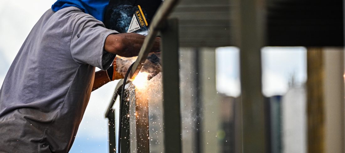 Trabalhador da Construção Civil,. um dos principais segmentos que serão afetados pela redução da jornada máxima de trabalho (19/08/2021) | Foto: Iano Andrade / SESI