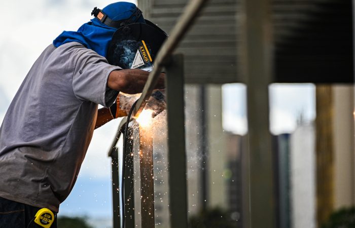 Trabalhador da Construção Civil,. um dos principais segmentos que serão afetados pela redução da jornada máxima de trabalho (19/08/2021) | Foto: Iano Andrade / SESI